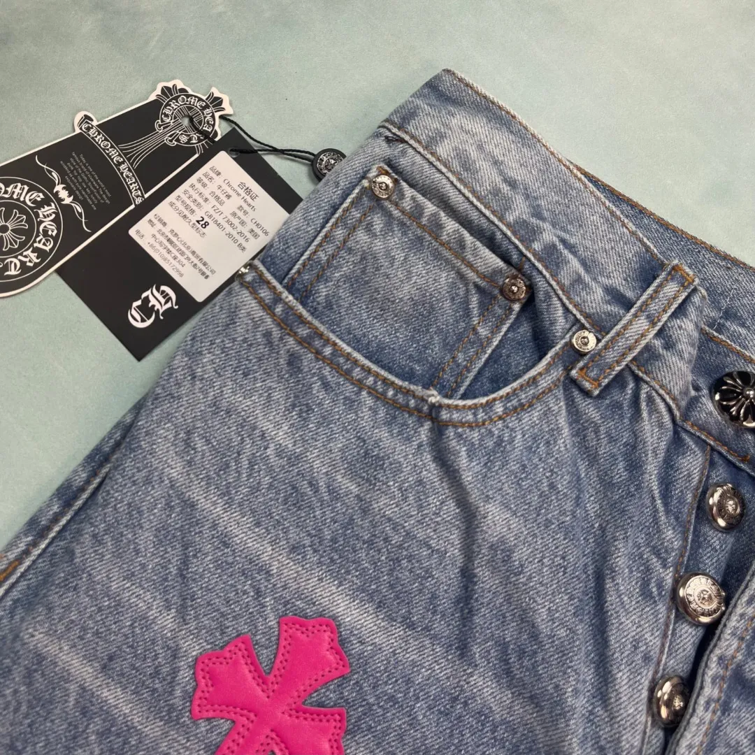 🅿️290 🔘Style No.-KL176 🔘Cro Heart𝐂𝐡𝐫𝐨𝐦𝐞 𝐇𝐞𝐚𝐫𝐭 Cross Pink Leather Distressed Retro Jeans* The quality is great and the price/performance ratio is amazing! There are styles with different washed textures. No matter you have thick or thin legs, the straight version can make your legs look great. The length is just right, very versatile and looks good with anything. It is a basic style for creating various styles. It must be added to the wardrobe must-have list! The fabric is stiff yet soft, full of texture. The ribs on the sides and cuffs of some pants are washed, giving them a vintage feel. The Kejia metal leather label above is super delicate. It doesn't just stick a cross on it and it's done. The turning lines are clear and smooth, and the craftsmanship is top-notch. Hardware such as buttons and zippers are all bearing the Kejia LOGO, and the high-cost washing process highlights the quality. The matching suggestions are as follows: Simple Clean Fit style: Pair with a white simple short-sleeved T-shirt, slightly tucked into the pants to create a natural sense of stacking, and then put on a pair of white moral training shoes, clean and neat, easy to achieve the Clean Fit style. Retro casual style: You can wear a loose light-colored plaid shirt on the upper body, tied casually around the waist, with a white vest underneath, a pair of brown retro sneakers, and a pair of black-framed sunglasses, which is full of retro casual style. Trendy street style: Wear a loose colorful hooded sweatshirt, match it with a pair of colorful sneakers, such as Adidas' Yeezy series, and carry a personalized graffiti backpack to achieve a full sense of street fashion.  Size: S M L XL (28.30.32.34) Color: Blue